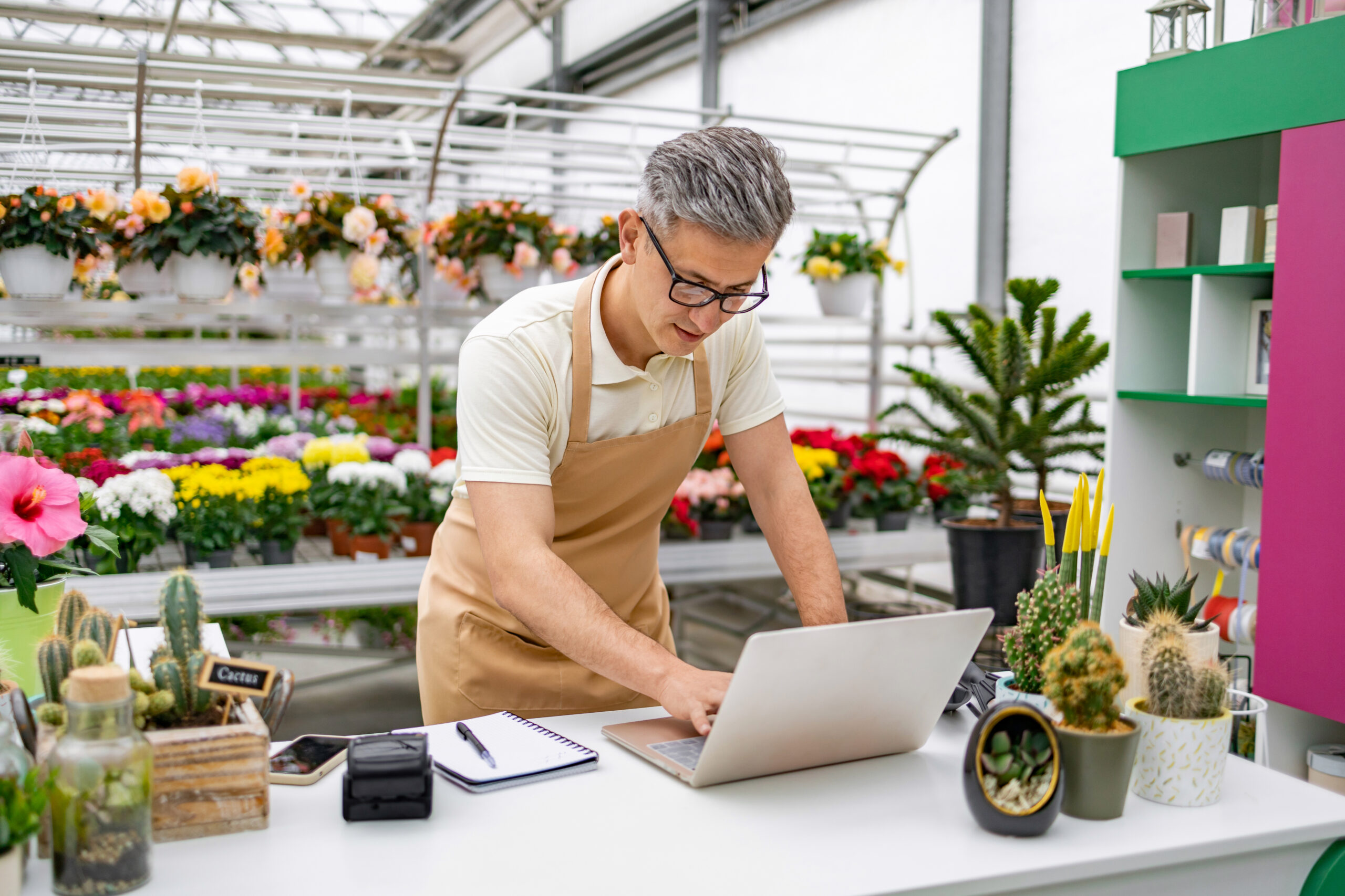 Gérant qui utilise le logiciel de gestion de personnel pour détaillants Emprez
